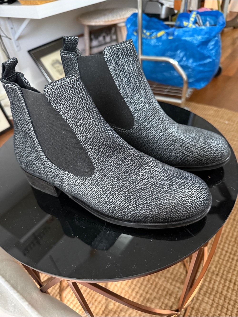NWT, Wolky, booties, size 39.
Black, shimmer leather.